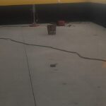 Perfuração técnica em concreto executada com precisão e acabamento limpo em obra residencial em São Paulo.