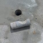 Furo técnico limpo e controlado para reforço estrutural em pilares e vigas.