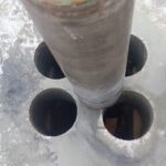 Furo em viga estrutural utilizando equipamento profissional de alta precisão.