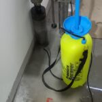 Perfuração técnica em estrutura de concreto com acabamento limpo e controlado.