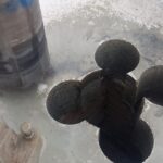 Furo técnico em viga de concreto para instalações elétricas e hidráulicas.