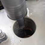 Furo técnico em laje de concreto com acabamento limpo, ideal para ar-condicionado e tubulações.